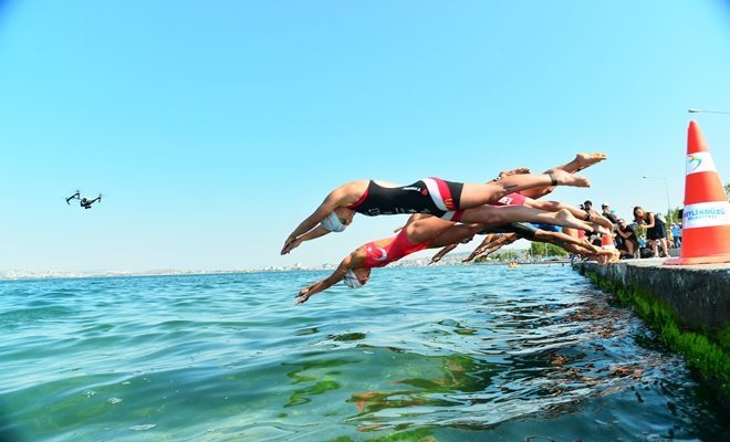 Avrupa`nın En İyi Triatleri Beylikdüzü`nde Yarıştı