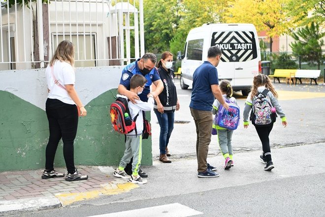 BEYLİKDÜZÜ ZABITASI OKUL ÖNLERİNDE GÜVENLİĞİ SAĞLIYOR